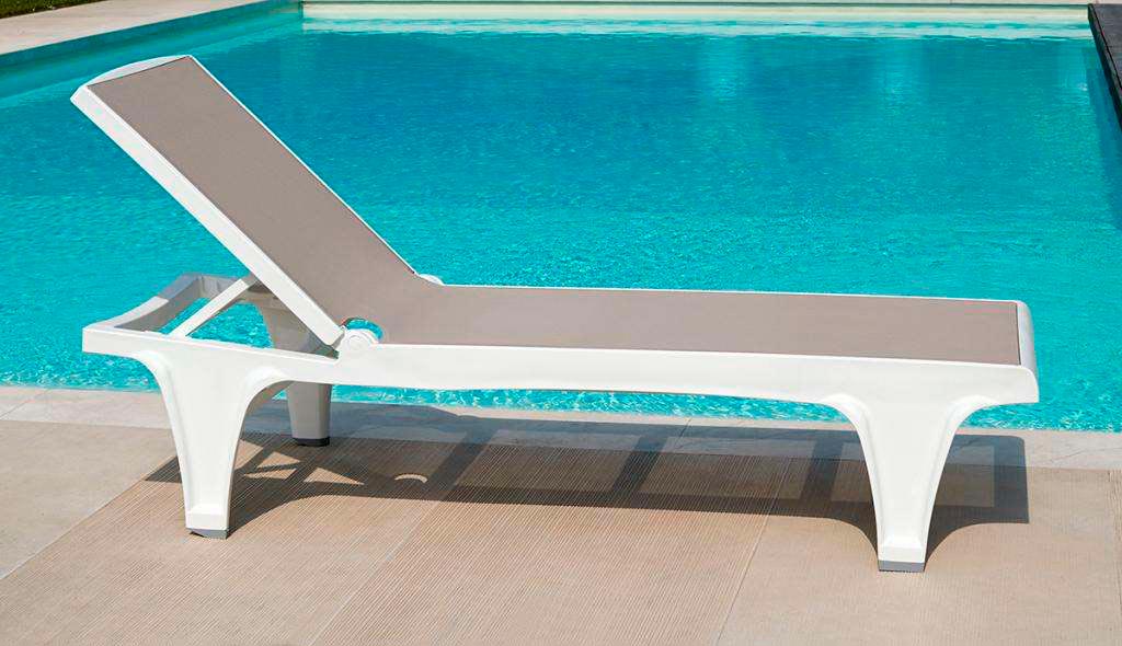 Пластиковый шезлонг, Tahiti Sun-bed Scab Design Италия каркас белый, текстилен - тортора (7)