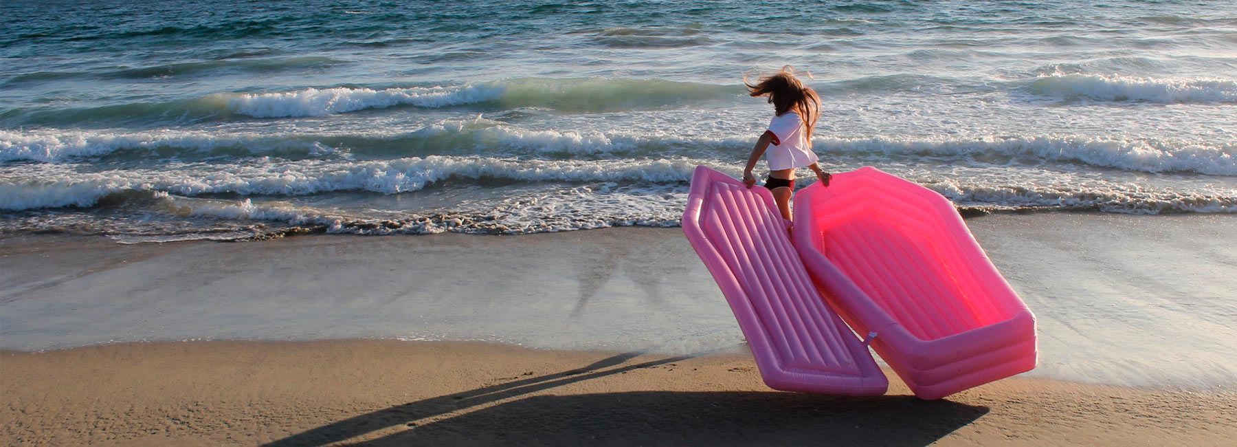 Водный матрас – розовый гроб. Самый необычный матрас для пляжа
