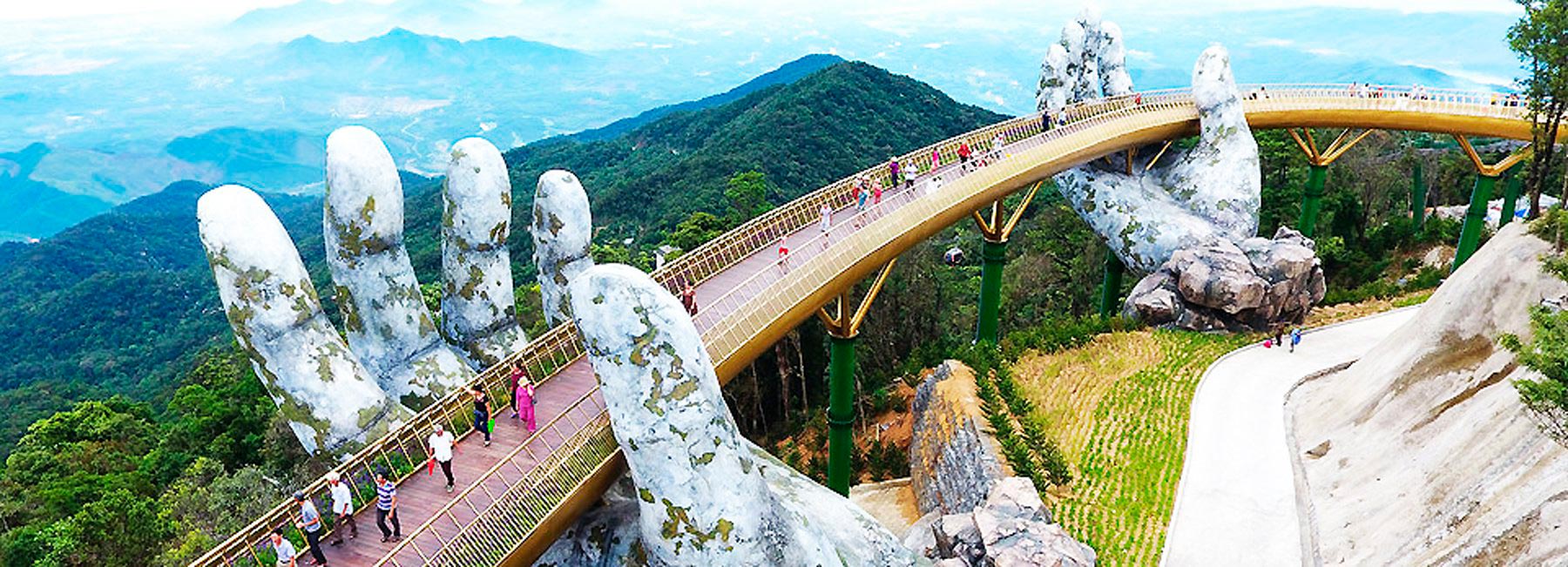 Во Вьетнаме построили мост из гигантских рук