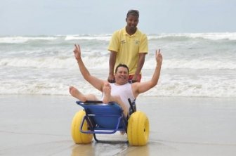 Инвалидный шезлонг для бассейна и пляжа Roller