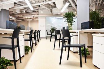 Уцененное пластиковое кресло Plus, черный