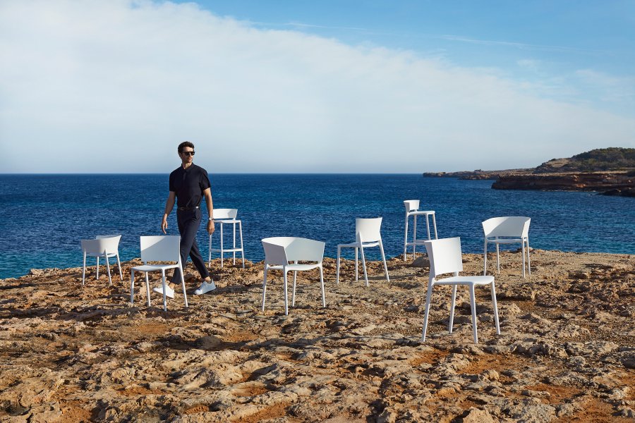 Стул пластиковый полубарный Vondom Africa Basic белый