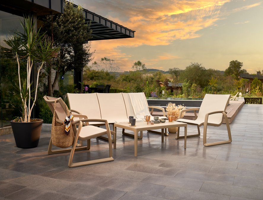 Столик пластиковый журнальный Sky Lounge Table
