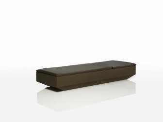 Лежак пластиковый с матрасом Vela Basic