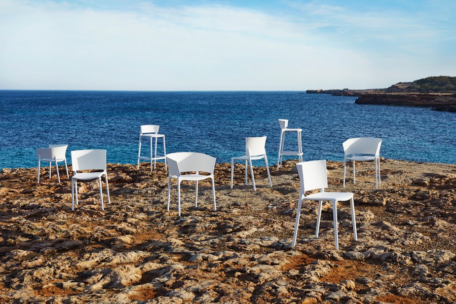 Стул пластиковый полубарный Vondom Africa Basic белый
