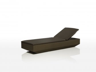 Лежак пластиковый с матрасом Vela Basic