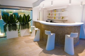 Стул пластиковый барный Vondom Wing Basic
