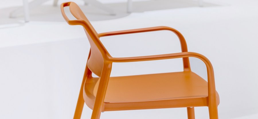 Кресло пластиковое Ara Lounge