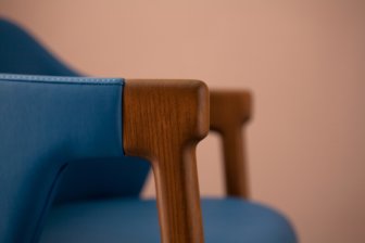 Кресло с мягкой обивкой Loden