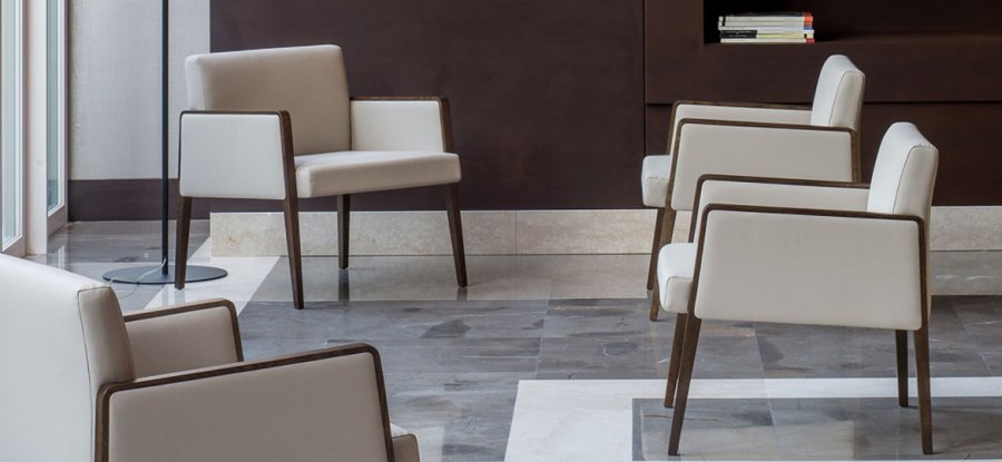 Кресло деревянное мягкое Jil Lounge