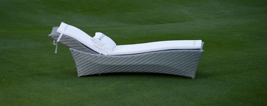 Шезлонг плетеный с матрасом Sun Lounger