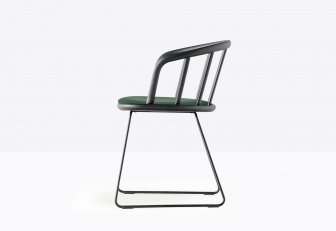 Кресло деревянное на полозьях с обивкой PEDRALI Nym черный, черный ясень, зеленый