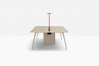 Стол ламинированный с каналом для протяжки проводов Rizz Workstation