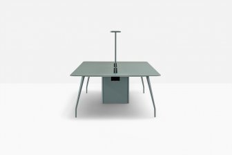 Стол ламинированный с каналом для протяжки проводов Rizz Workstation
