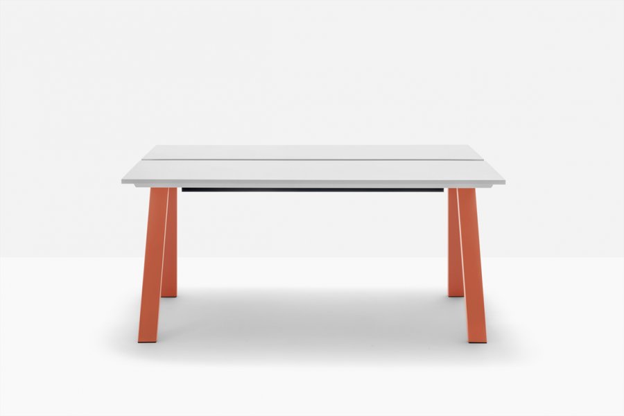 Стол ламинированный с каналом для протяжки проводов Arki-Table Desk