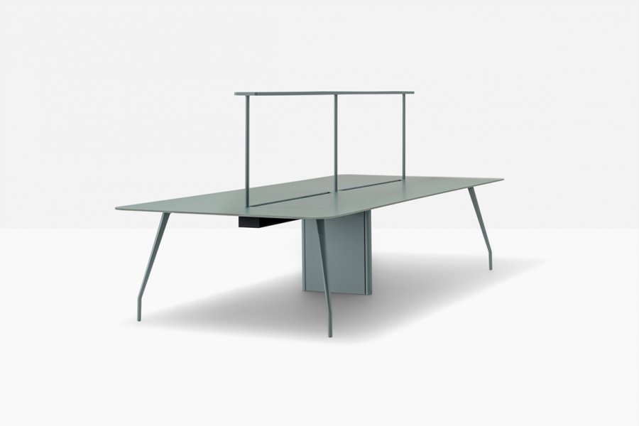 Стол ламинированный с каналом для протяжки проводов Rizz Workstation