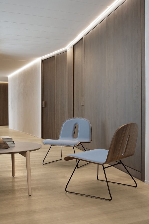 Стул лаунж с обивкой Gotham Woody Lounge