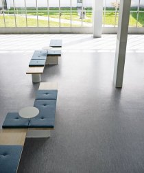 Скамейка деревянная с подушками и столиком Galleria
