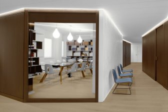 Стул лаунж с обивкой Gotham Woody Lounge