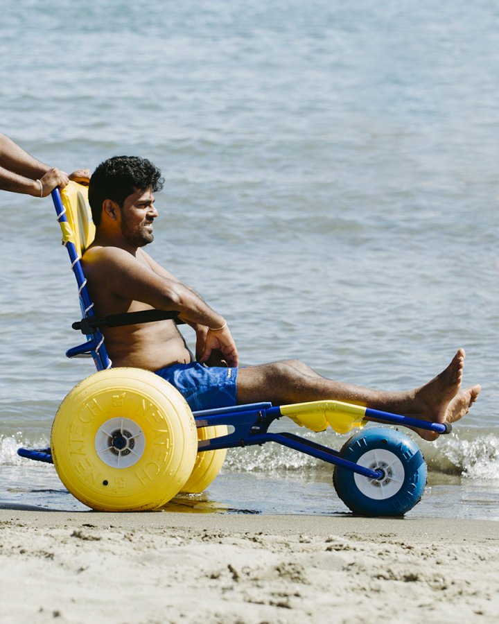 Инвалидный шезлонг для бассейна и пляжа Roller