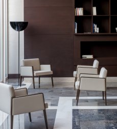 Кресло деревянное мягкое Jil Lounge