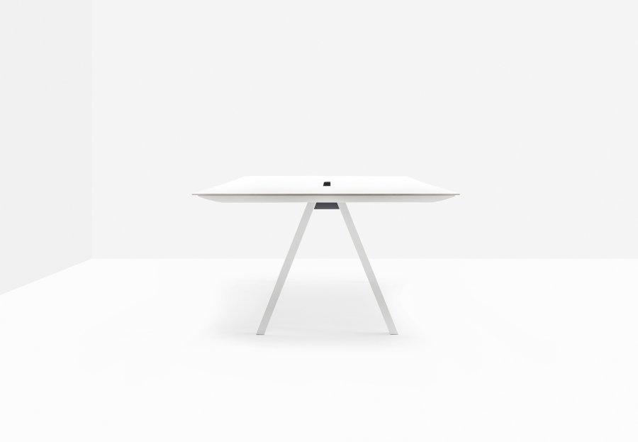 Стол с каналом для протяжки проводов Arki-Table CC Compact