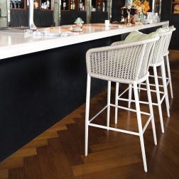 Кресло барное плетеное с подушками JANUS et Cie Knot окаменелость