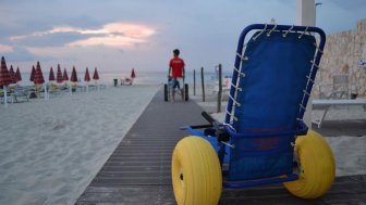 Инвалидный шезлонг для бассейна и пляжа Roller