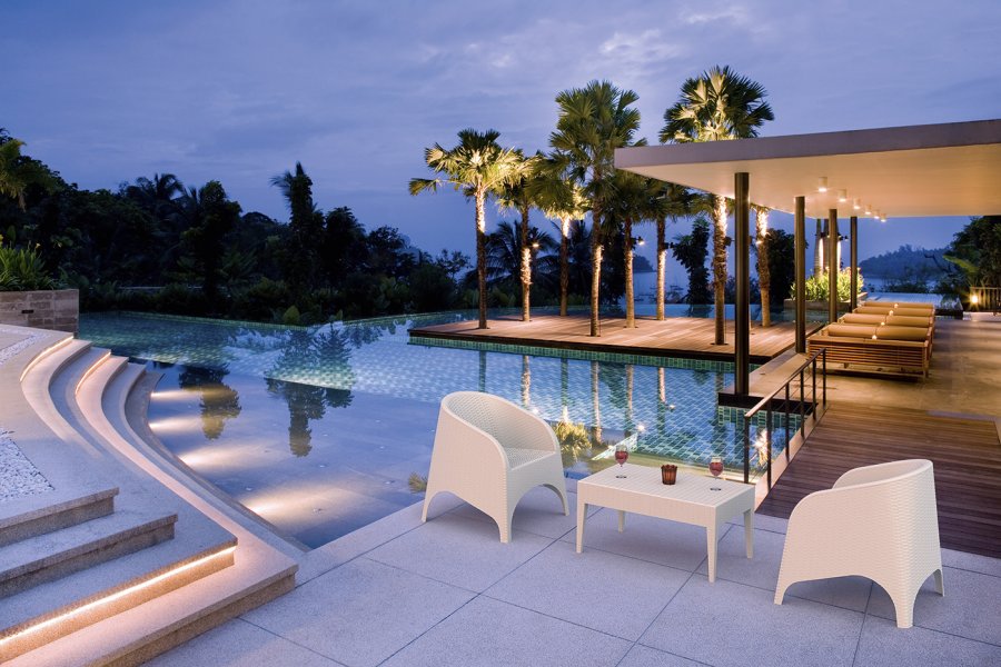 Столик пластиковый плетеный журнальный Miami Lounge Table