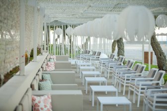 Кресло пластиковое с подушками Aria