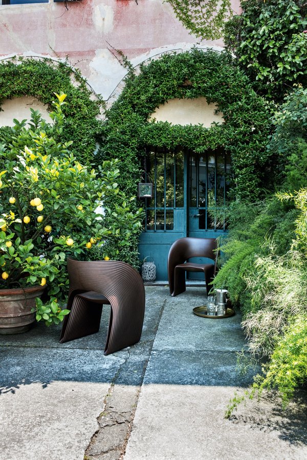 Кресло пластиковое Magis Raviolo ржавый коричневый