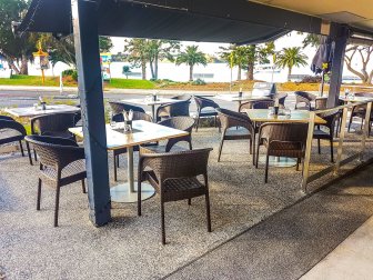 Кресло пластиковое плетеное Siesta Contract Panama коричневый