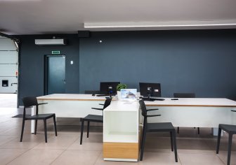 Уцененное пластиковое кресло Plus, черный