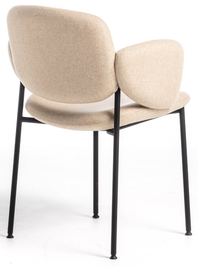 Кресло с обивкой Macka