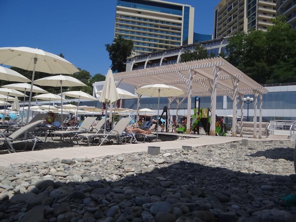 Pullman сочи отель. Pullman сочи отель. Пляж отеля пульман сочи. Пляж mercury сочи. Пляж mercury сочи.