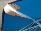 Зонт пляжный со стационарной базой THEUMBRELA SEMSIYE EVI Kiwi Clips&Base алюминий, олефин белый, голубой Фото 7